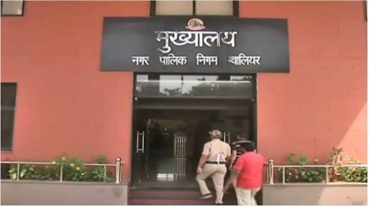 नगर निगम की बड़ी कार्रवाई: 7 ठेकेदारों को किया ब्लैकलिस्टेड, 13 सफाई संरक्षकों की सेवा भी की समाप्त, ये है पूरा मामला