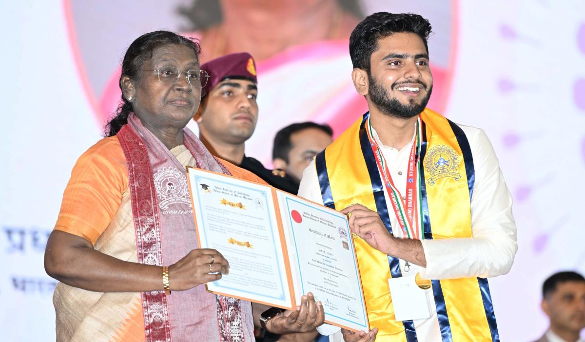 IIT ISM के 45वें दीक्षांत समारोह में धनबाद पहुंचीं राष्ट्रपति मुर्मू, राष्ट्रपति द्रौपदी मुर्मू ने छात्रों को सौंपी डिग्री, संस्थान का डाक टिकट भी जारी किया