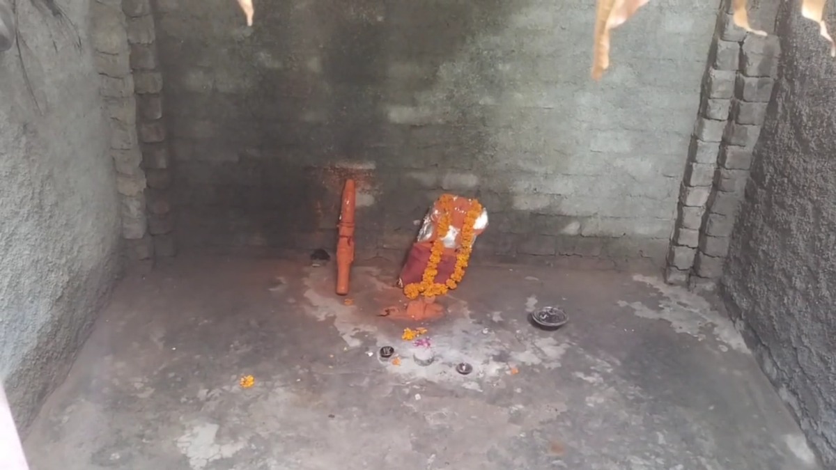 हनुमान मंदिर में मूर्ति के साथ छेड़छाड़: प्रतिमा की खंडित, अज्ञात असामाजिक तत्वों के खिलाफ मामला दर्ज
