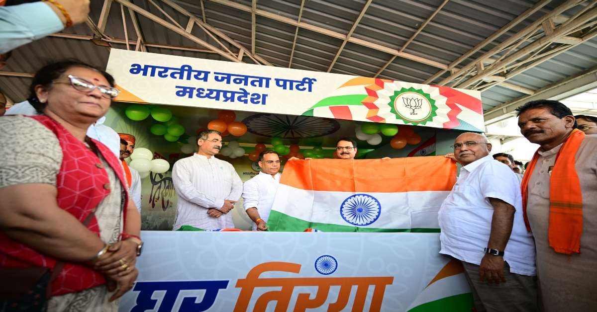 ‘हर घर तिरंगा अभियान’ के तहत BJP कार्यालय में केंद्र का शुभारंभ: हेमंत खंडेलवाल ने भुगतान कर खरीदा Tiranga, कहा- यह कैंपेन एक यूनिक फेस्टिवल बन चुका है