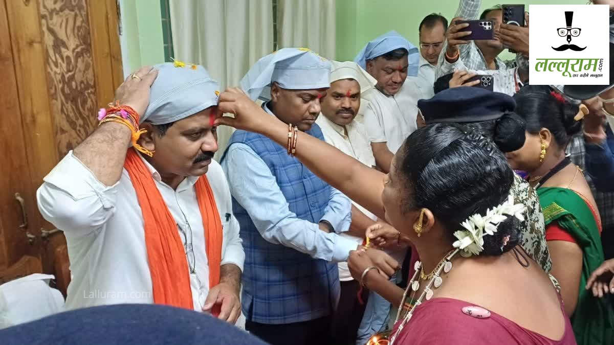 दंतेश्वरी फाइटर कमांडो और सरेंडर महिला नक्सलियों ने गृहमंत्री विजय शर्मा के कलाई पर बांधी राखी, सुंदरी कोर्राम ने मांगा यह खास गिफ्ट