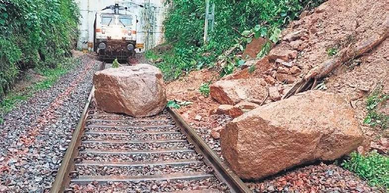 रायगढ़ : चट्टान गिरने से छह घंटे तक बाधित रहीं रेल सेवाएं