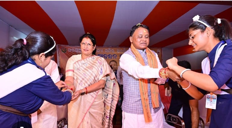 कोरापुट में स्कूली छात्राओं के साथ मुख्यमंत्री मोहन माझी ने मनाया रक्षाबंधन