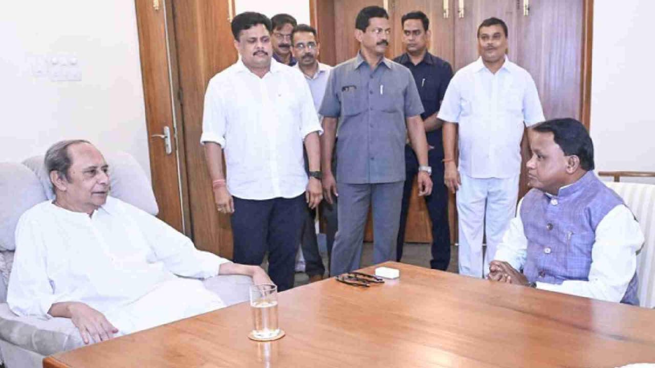 मुख्यमंत्री मोहन माझी ने की नवीन पटनायक से उनके आवास पर मुलाकात
