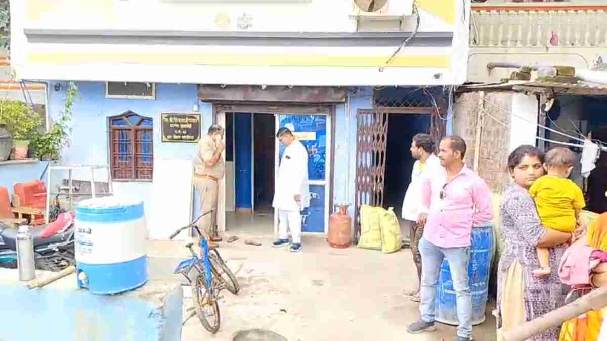 मां ने उठाया खौफनाक कदम: तीन बच्चों को मिठाई में मिलाकर दिया जहर, फिर खुद भी खाया, सामने आई चौंकाने वाली वजह    