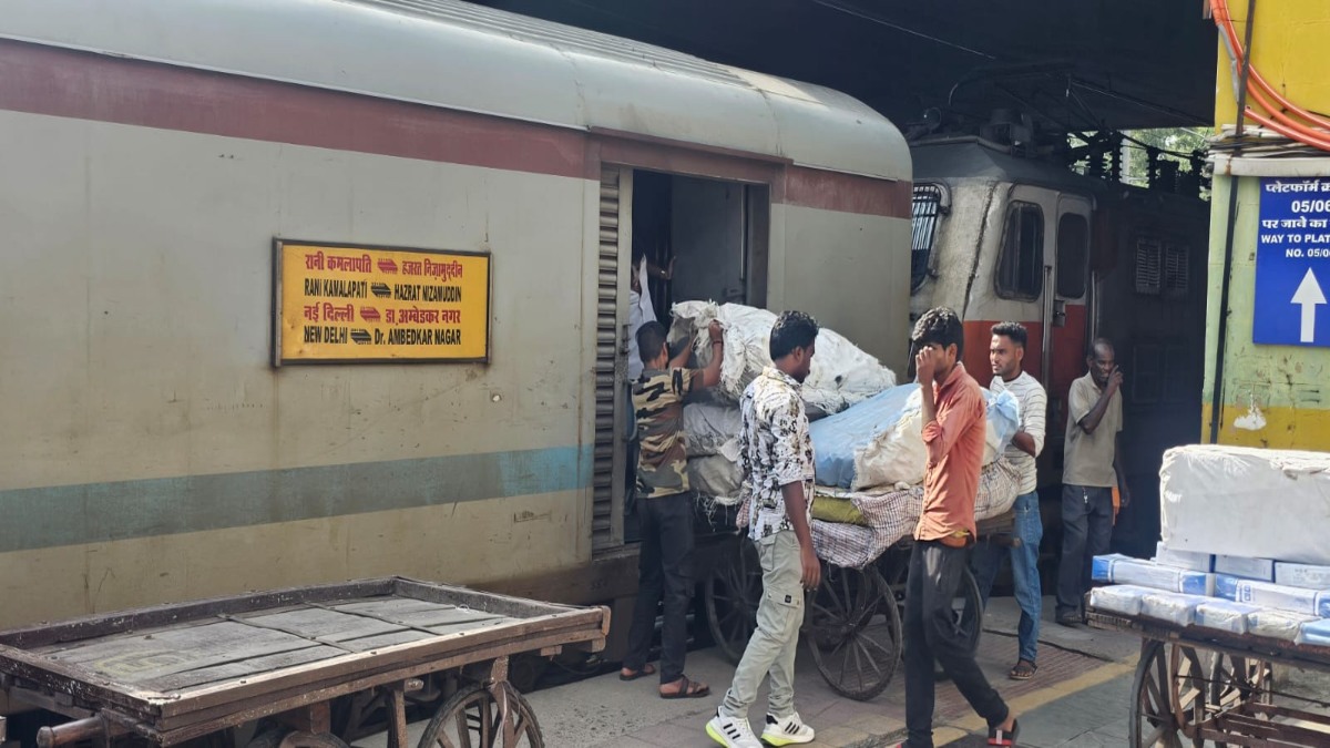 इंदौर रेलवे स्टेशन में यात्रियों की सुरक्षा से खिलवाड़! नेहरू पार्क से सीधे ट्रेन में लोड हो रहा संदिग्ध माल, उठे गंभीर सवाल, लाखों की जीएसटी चोरी का भी मामला 