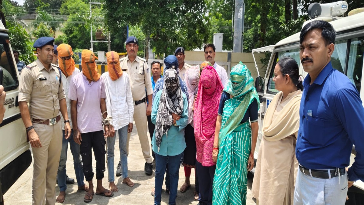इंदौर में बच्चा बेचने वाली गिरोह का भंडाफोड़: केयर सेंटर की आड़ में चल रहा था गोरखधंधा, पांच महिलाएं गिरफ्तार