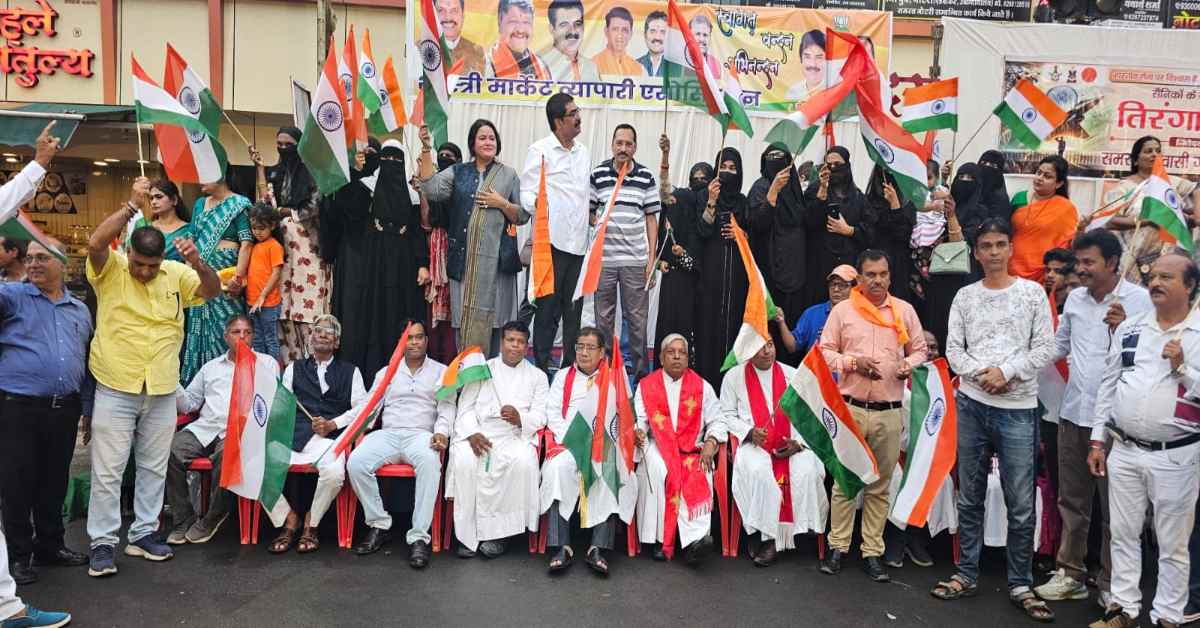 तिरंगा यात्रा में गंगा-जमुनी तहज़ीब और देशभक्ति का अद्भुत संगम: इंदौर में एक ही मंच पर नजर आए हिंदू-मुस्लिम, सिख और ईसाई, Dogs को लेकर चर्चा में युवती का पोस्टर