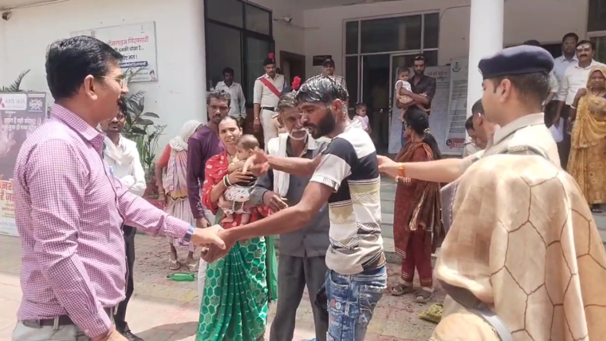 SP ऑफिस में सुसाइड का प्रयास: पीड़ित परिवार ने खुद पर डाला पेट्रोल, अधिकारियों में मचा हड़कंप, जानें क्या है पूरा मामला 