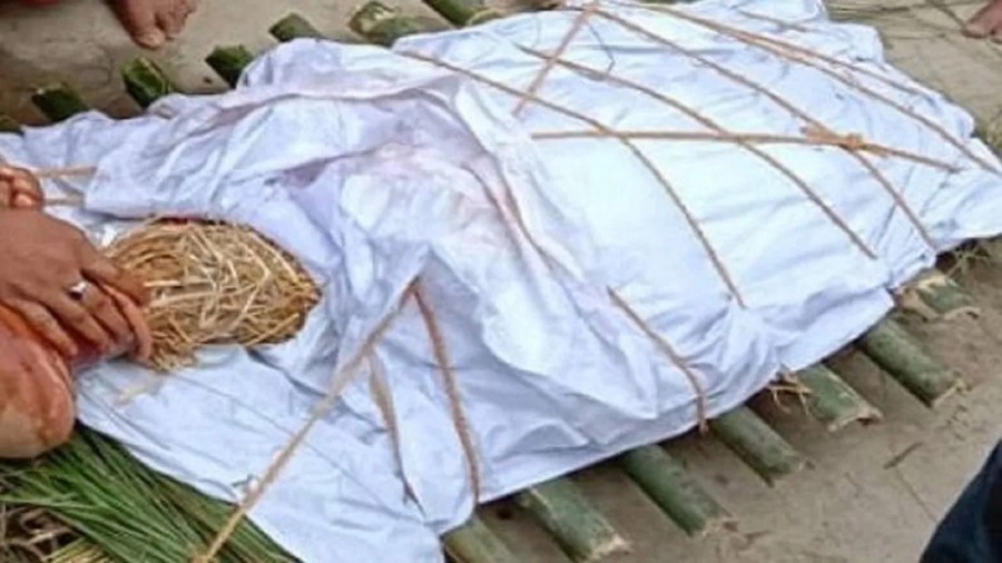 आजादी का 79वां साल मना रहे भारत से आई ह्रदय विदारक तस्वीर : पैसों की तंगी के मारे दूसरे राज्य से नहीं ला पाए डेड बॉडी, तो पुतला बनाकर किया भाई का संस्कार