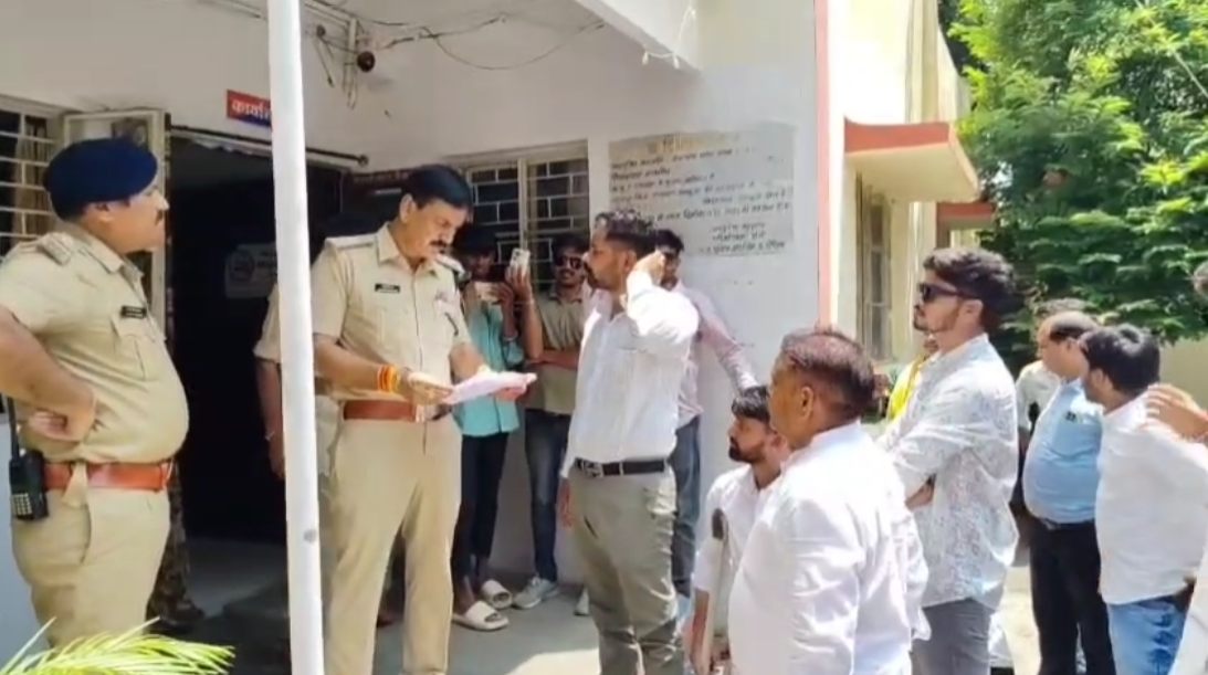 ‘सवाल- आधार सेंटर क्यों गए थे ? जवाब- नाचने के लिए’, झाबुआ में DSP और AAP के जिला अध्यक्ष में तीखी बहस, ये है पूरा मामला