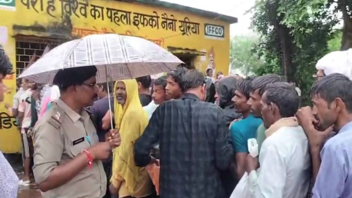 खाद संकट ने किसानों की तोड़ी कमर: बारिश में भीगते घंटों लाइन में लग रहे अन्नदाता, शहडोल में हाहाकार