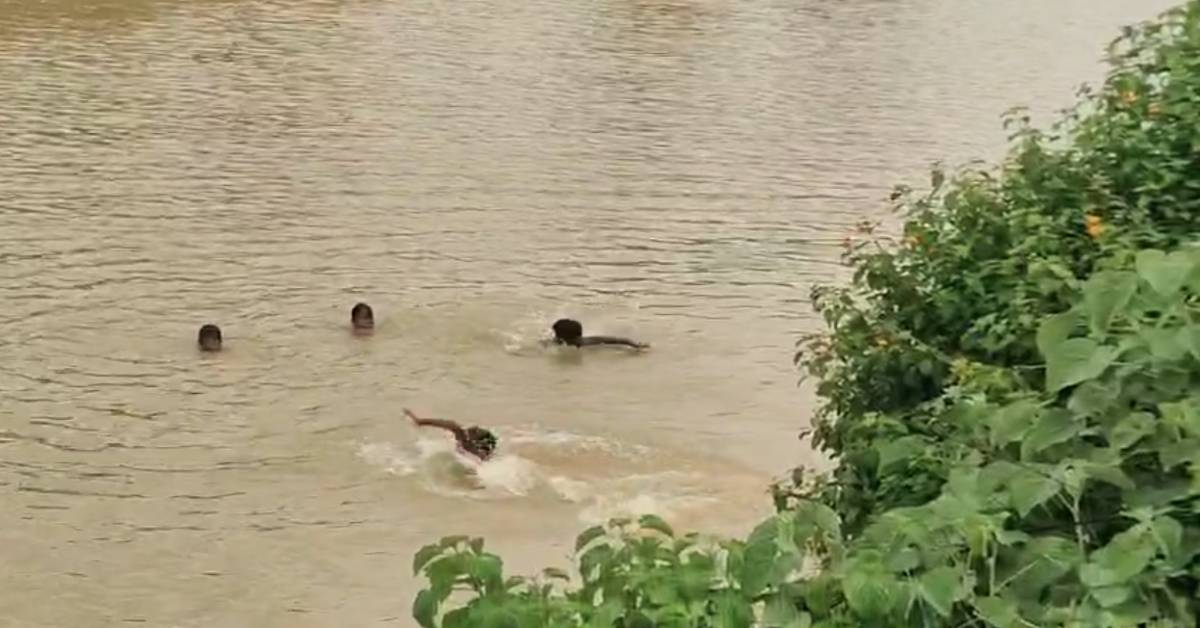 मौत की डुबकी! नहर में जान जोखिम में डालकर नहा रहे छोटे बच्चे, 6 महीने पहले तीन बच्चियों की हो चुकी है मौत