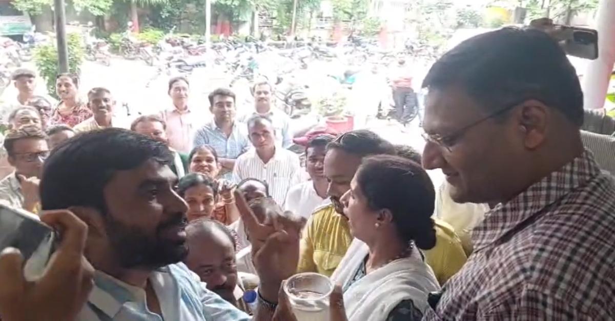 गंदा-मटमैले पानी को लेकर कांग्रेस का हंगामा: डिप्टी कमिश्नर के सामने शहर अध्यक्ष ने पीया गंदा पानी, पुंगी बजाकर निगम के अधिकारियों को जगाया