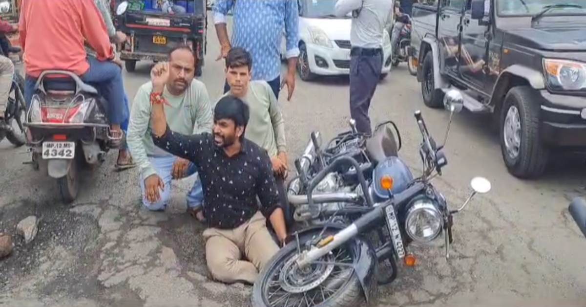 खंडवा में ब्रिज के गड्ढों को लेकर कांग्रेस का हंगामा: गड्ढे में बैठकर नगर निगम नेता प्रतिपक्ष ने किया विरोध, जिम्मेदार अधिकारी पर FIR की मांग