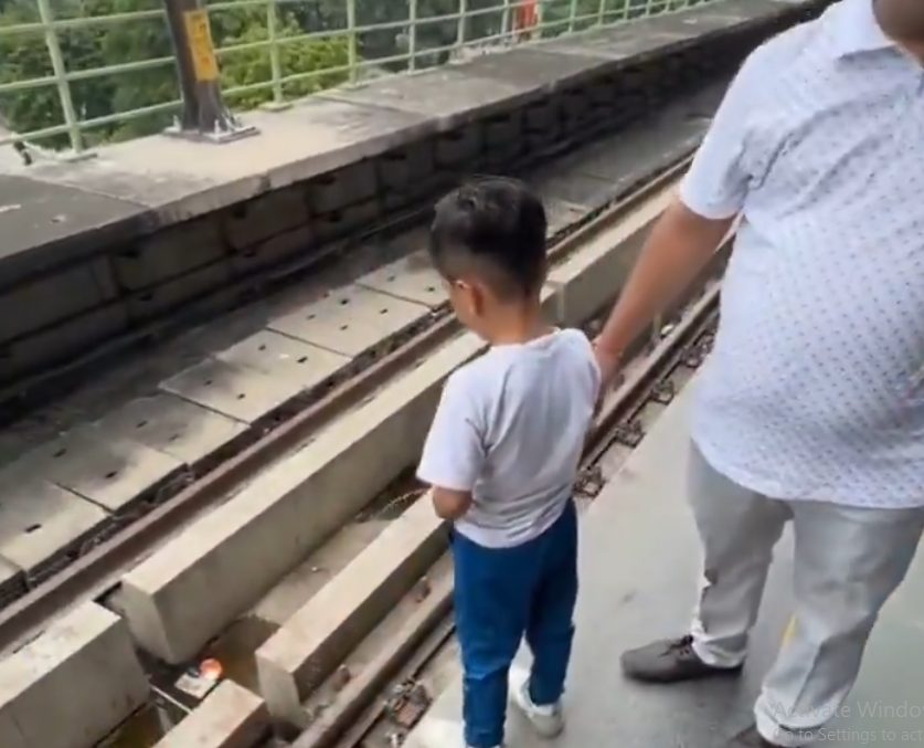 सिविक सेंस ही नहीं है…मेट्रो ट्रैक पर बच्चे को पेशाब करवा रहा था पिता, शख्स ने VIDEO बना कर डाला इंटरनेट पर अपलोड, लोग बोले- यही है खराब परवरिश!