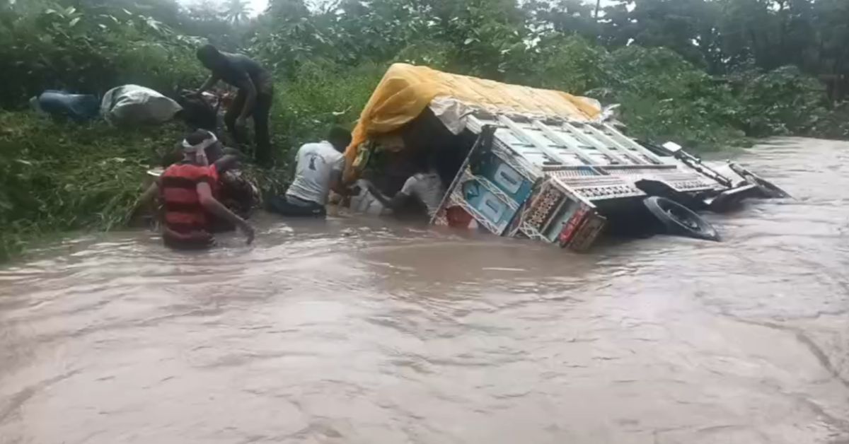 हरदा में बड़ा हादसा टला: उफनते नाले में पलटा मजदूरों से भरा पिकअप, मजदूरी के लिए महाराष्ट्र जा रहे थे सभी