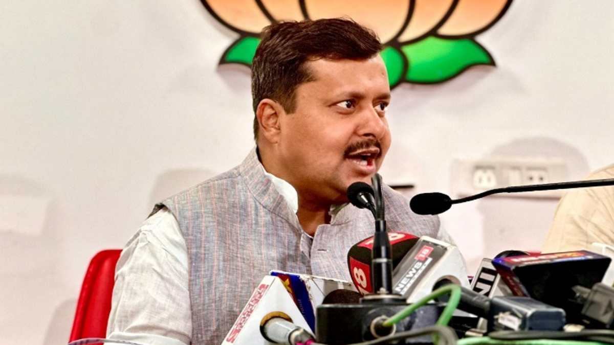Tejashwi Yadav Voder ID: तेजस्वी के 2 वोटर आईडी रखने का मामला, नितिन नबीन ने कहा- जनता इनके चेहरे पर कालिख पोतेगी