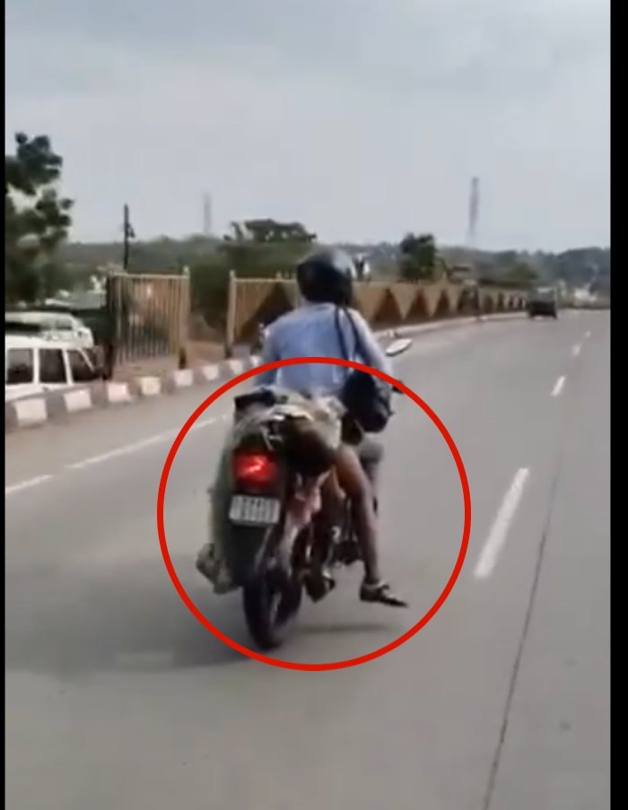 नागपुर से सामने आई इंसानियत को शर्मसार करने वाली तस्वीर : सड़क हादसे में पत्नी की मौत के बाद जब किसी ने नहीं की मदद, तो बाइक पर शव बांधकर जाता दिखा शख्स