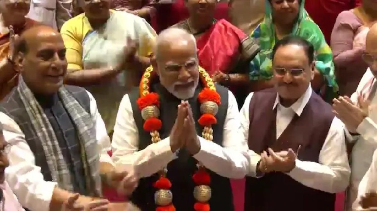 NDA Parliamentary Party Meeting: ऑपरेशन सिंंदूर के बाद एनडीए संसदीय दल की पहली बैठक, सांसदों ने PM मोदी को माला पहनाकर किया सम्मानित, हर-हर महादेव के नारे लगे