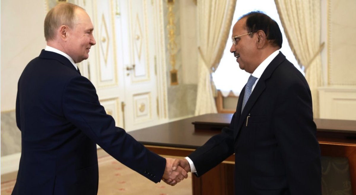 NSA Ajit Doval: अमेरिका से टेंशन के बीच रूस पहुंचे एनएसए अजीत डोभाल, पुतिन के साथ भारत की हो सकती है बड़ी डील