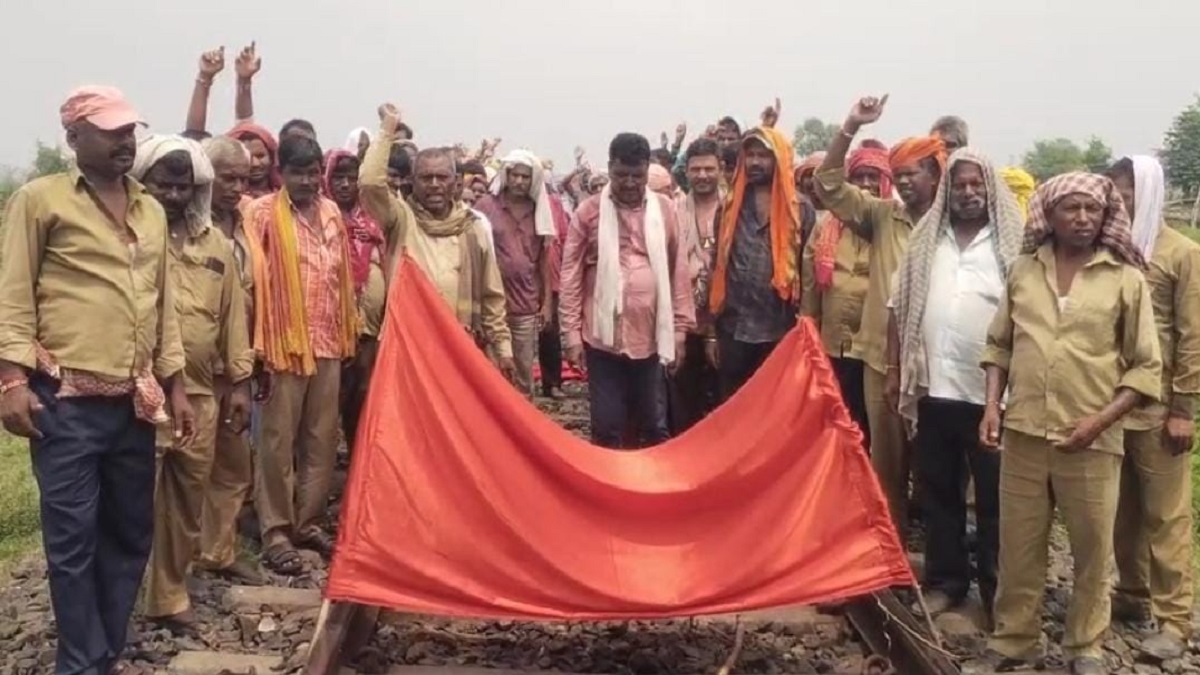 NTPC में वेतन नहीं मिलने पर बागी हुए मजदूर, 55 घंटे से हड़ताल जारी, रेल एमजीआर को किया जाम