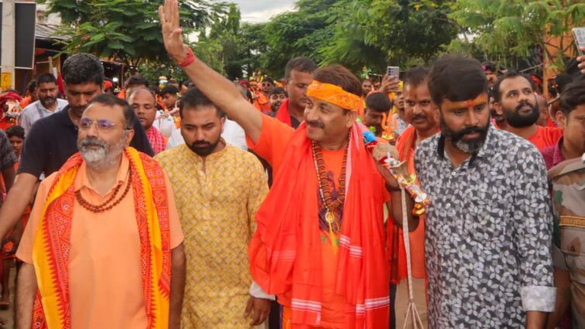 बाबा बैद्यनाथ ज्योतिर्लिंग मंदिर के गर्भगृह में जबरदस्ती घुसने पर निशिकांत दुबे-मनोज तिवारी पर FIR दर्ज, आज गिरफ्तारी देंगे दुबे