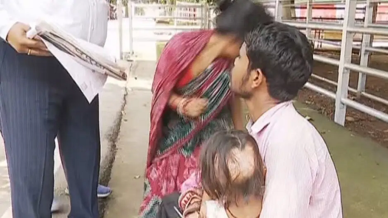 ओडिशा विधानसभा के बाहर बीमारी से पीड़ित परिवार ने किया आत्मदाह का प्रयास, पुलिस ने लिया हिरासत में