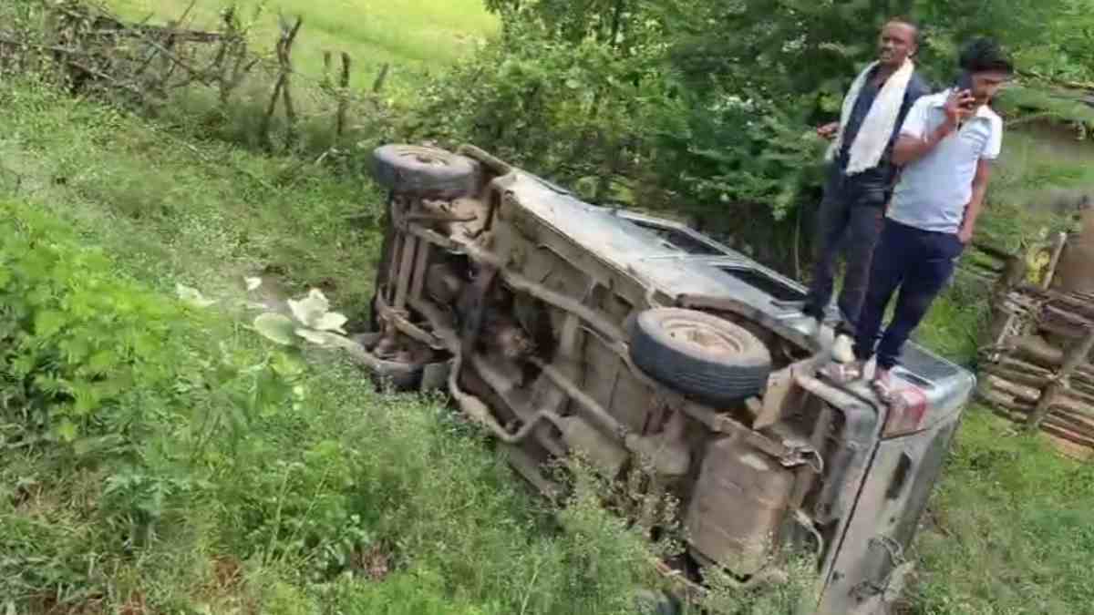 Panna Road Accident: नेशनल हाइवे में रफ्तार का कहर, बाइक को टक्कर मारकर पलटी कार, घायल अस्पताल में भर्ती