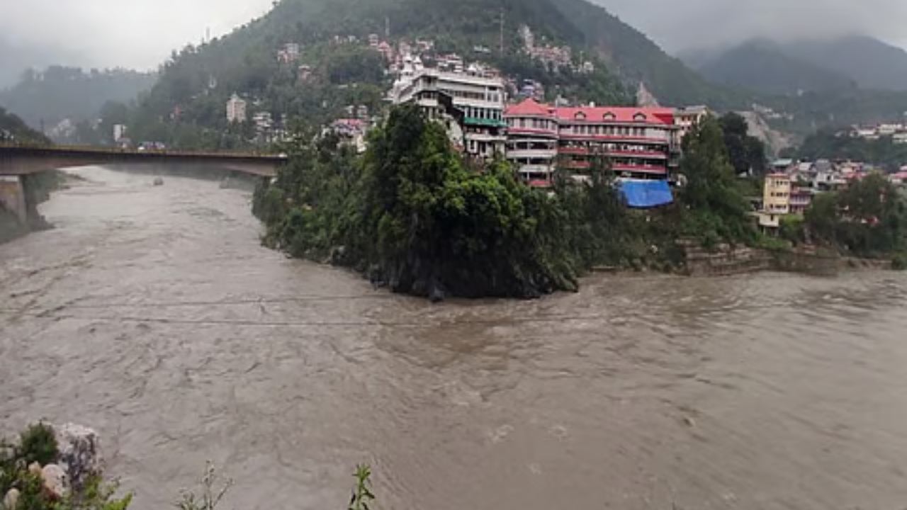 पौंग डैम से पानी छोड़े जाने से ब्यास नदी का जलस्तर बढ़ा, कपूरथला और होशियारपुर के गांवों में बाढ़ का खतरा
