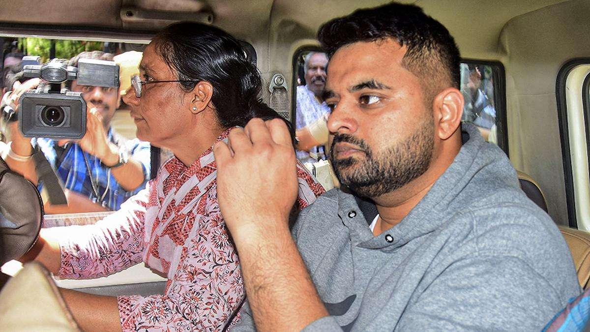 Prajwal Revanna: रेप केस में प्रज्वल रेवन्ना दोषी करार, जज का फैसला सुनते ही कोर्ट में फूट-फूटकर रो पड़े पूर्व JDS सांसद, कल सुनाया जाएगा फैसला