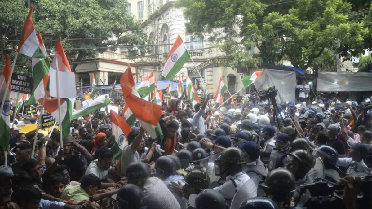RG Kar हॉस्पिटल रेप-मर्डर केस के एक सालः ममता सरकार के खिलाफ बड़ा प्रोटेस्ट, पुलिस से झड़प में विक्टिम की मां के सिर में लगी गंभीर चोट