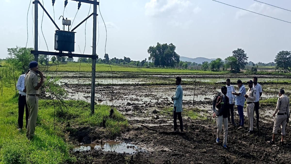 दर्दनाक हादसा: धान के खेत में करंट लगने से दो युवकों की मौत, बचाने दौड़े दो मजदूर गंभीर रूप से घायल
