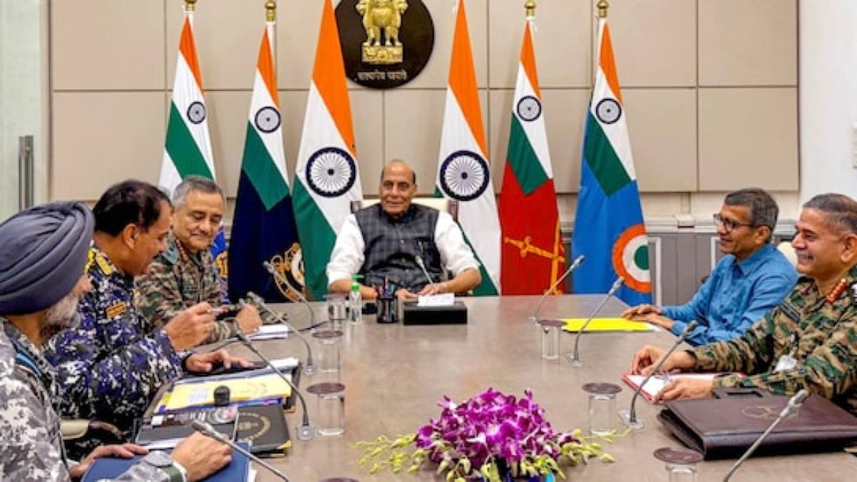मध्यप्रदेश में भारत की जांबाज तीन सेनाओं का संयुक्त सेमिनार: कार्यक्रम में शामिल होने महू पहुंचे रक्षा मंत्री राजनाथ सिंह, युद्ध नीति और तकनीक पर होगा मंथन
