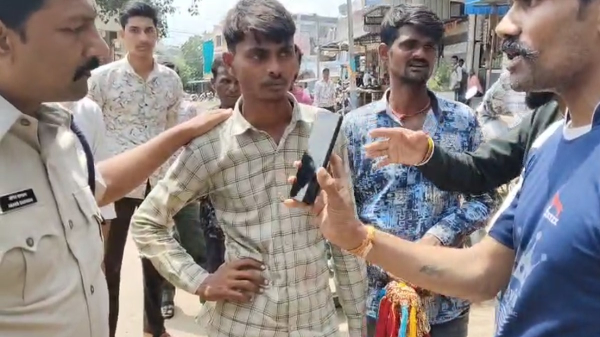 राखी बेचने आए दो युवकों ने महिला पर बनाई रील, हिंदू संगठनों ने पकड़ा, भेजे गए जेल 