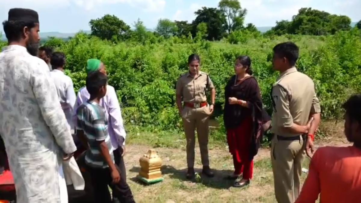 रीवा में गाजी मियां की मजार को किया क्षतिग्रस्त: असामाजिक तत्वों ने फहराया धार्मिक झंडा, तनाव के बाद मौके पर पहुंचा प्रशासन 