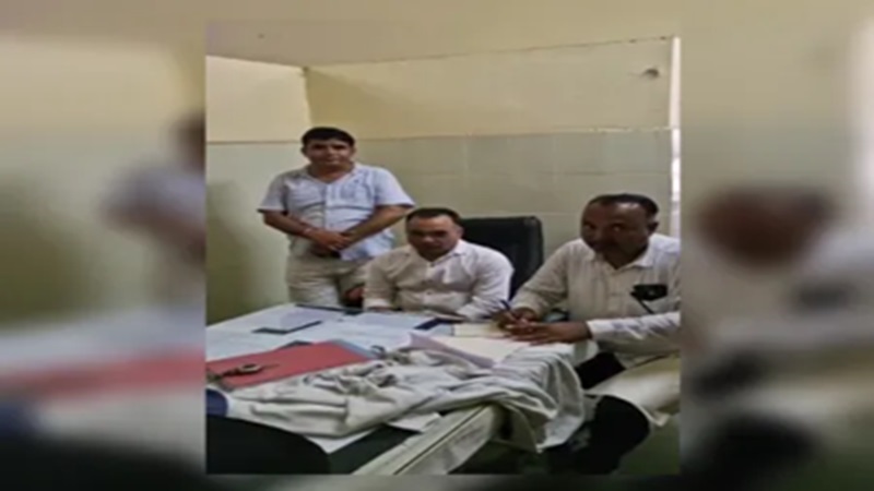Rajasthan News: भ्रष्टाचार निरोधक ब्यूरो की बड़ी कार्रवाई, जिला अस्पताल के डॉक्टर 2000 रुपये की रिश्वत लेते रंगे हाथ पकड़ा
