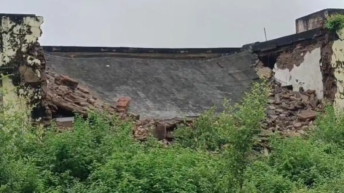 Rajasthan News: स्कूल की छत गिरी, छुट्टी ने बचाई बच्चों की जान