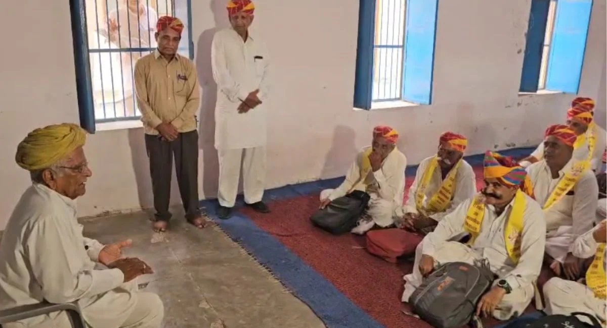 Rajasthan News: धोती-कुर्ता पहनकर टाट पट्टी पर बैठकर पूर्व डीजीपी ने की पढ़ाई
