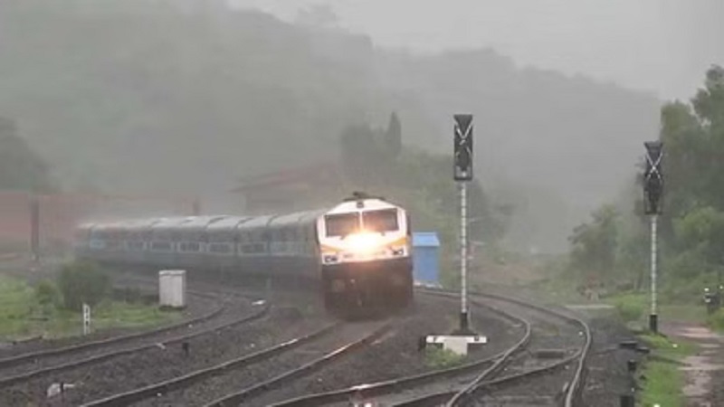 Rajasthan News: जयपुर में बारिश से हाहाकार: ट्रेनें डायवर्ट, जनजीवन प्रभावित