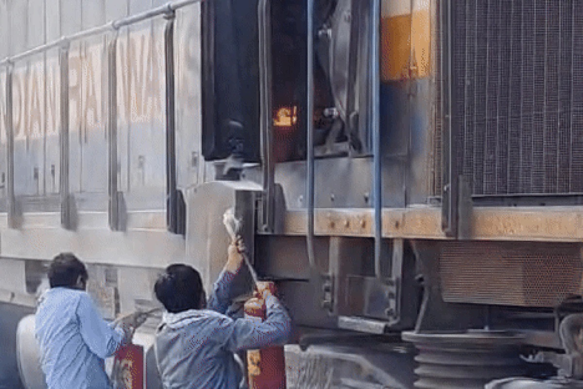 Rajasthan News: जोधपुर-जम्मू एक्सप्रेस ट्रेन में लगी आग, यात्रियों की सूझबूझ से टला बड़ा हादसा