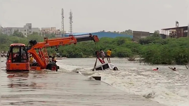 Rajasthan News: राजस्थान में भारी बारिश; बालोतरा में लूनी नदी में जीप पलटी, 3 की मौत, 3 लापता