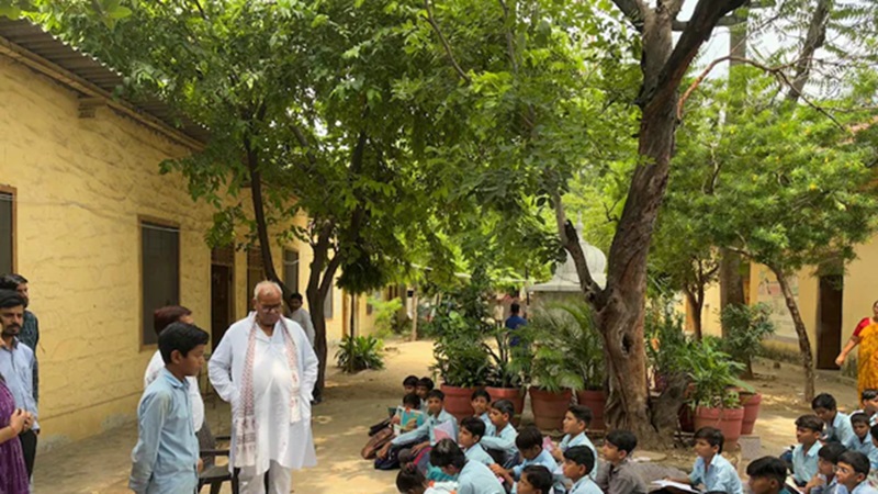 Rajasthan News: राजस्थान में शिक्षा के मंदिरों का ये हाल, कहीं मोबाइल चलाते मिले शिक्षक, कहीं आधा स्टाफ गायब, शिक्षा मंत्री ने सख्त लहजे में कहा…