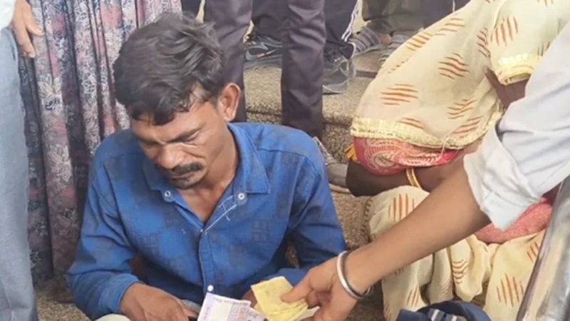 Rajasthan News: एंबुलेंस के पैसे नहीं थे… अस्पताल की सीढ़ियों पर बेटी का शव लेकर बिलखते रहे गरीब माता-पिता, लोगों ने चंदा कर उठाया जिम्मा