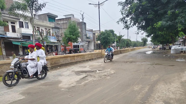 Rajasthan News: पाली में खस्ताहाल सड़कों का मुद्दा गरमाया, मंत्री जोराराम कुमावत के क्षेत्र में लोगों का फूटा गुस्सा
