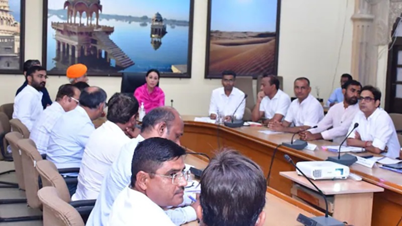 Rajasthan News: जैसलमेर में डिप्टी सीएम दिया कुमारी ने ली मैराथन बैठक, सड़कों, नाइट टूरिज्म समेत इन मुद्दों पर हुई चर्चा