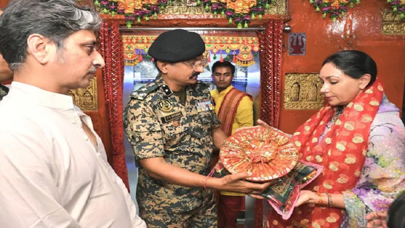 Rajasthan News: डिप्टी सीएम दिया कुमारी ने जैसलमेर में तनोट माता मंदिर में की पूजा, BSF जवानों से किया संवाद