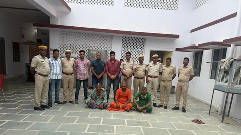 Rajasthan News: पुलिस ने आरोपियों का महिलाओं के वेश में कराया परेड… हैरान कर देगी वजह
