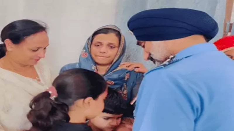 Rajasthan News: झुंझुनूं पहुंचे एयरफोर्स प्रमुख, Operation Sindoor के शहीद सुरेंद्र मोगा को दी श्रद्धांजलि, कहा- वायु सेना आपके साथ