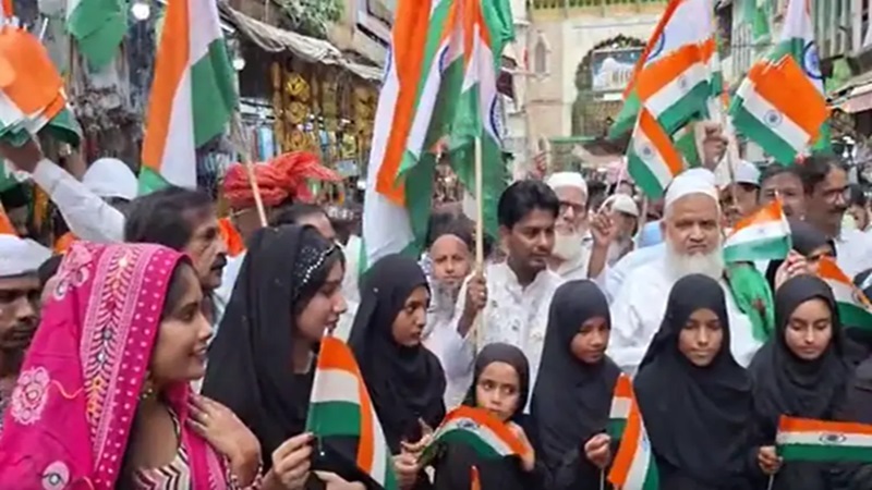 Rajasthan News: अजमेर: ख्वाजा मोइनुद्दीन चिश्ती की दरगाह के बाहर 786 तिरंगे वितरित, तिरंगा रैली में उमड़ा देशभक्ति का जज्बा